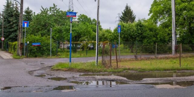 Ulica Regulska u zbiegu Grocholickiej i Bieńczaka. Fot. SZRM Warszawa Ulica Regulska u zbiegu Grocholickiej i Bieńczaka. Fot. SZRM Warszawa
